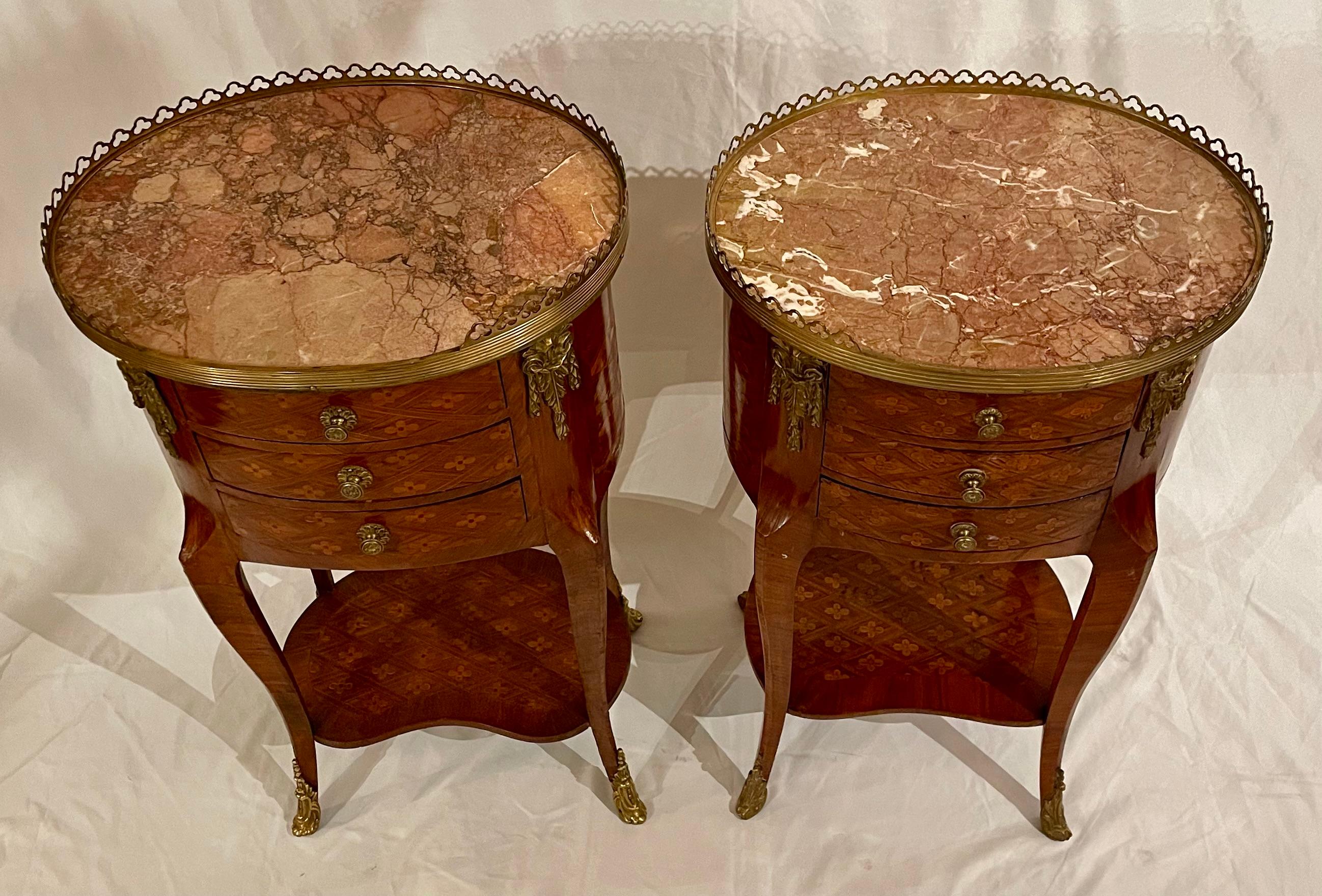 Marqueterie Paire de tables d'appoint en marqueterie ancienne française montée sur bronze doré, Circa 1885-1895. en vente