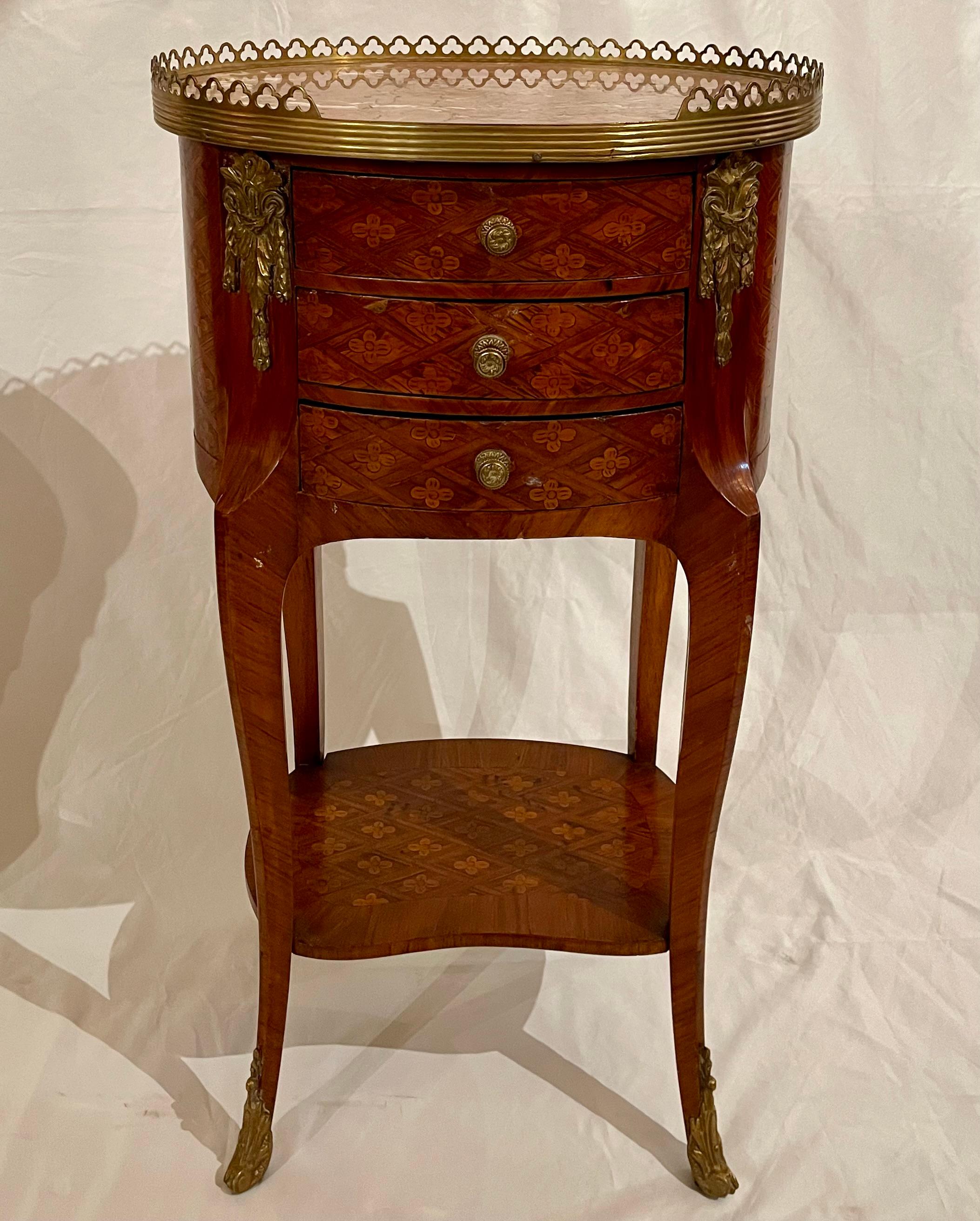 Paire de tables d'appoint en marqueterie ancienne française montée sur bronze doré, Circa 1885-1895. Bon état - En vente à New Orleans, LA