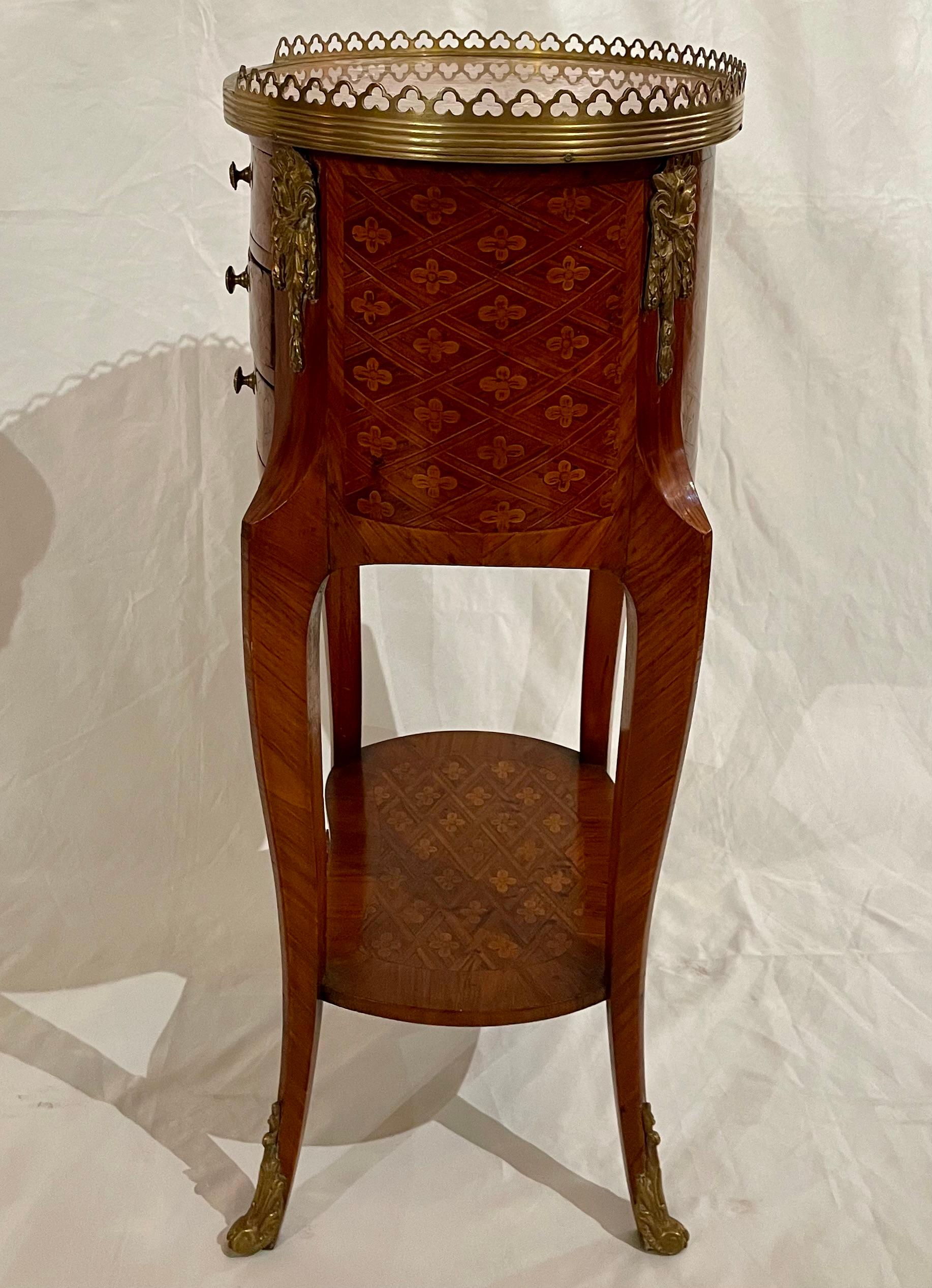 XIXe siècle Paire de tables d'appoint en marqueterie ancienne française montée sur bronze doré, Circa 1885-1895. en vente