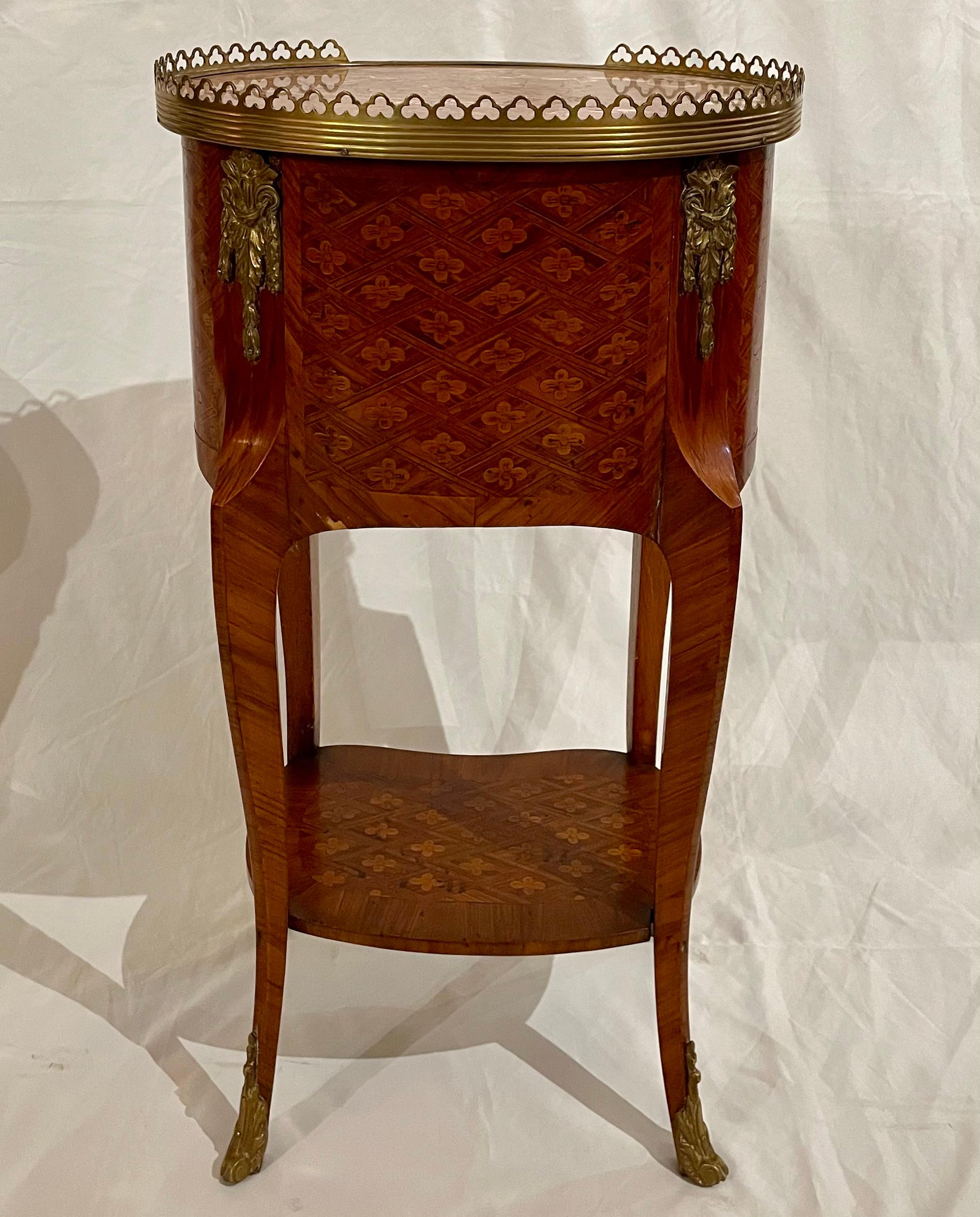 Bronze Paire de tables d'appoint en marqueterie ancienne française montée sur bronze doré, Circa 1885-1895. en vente