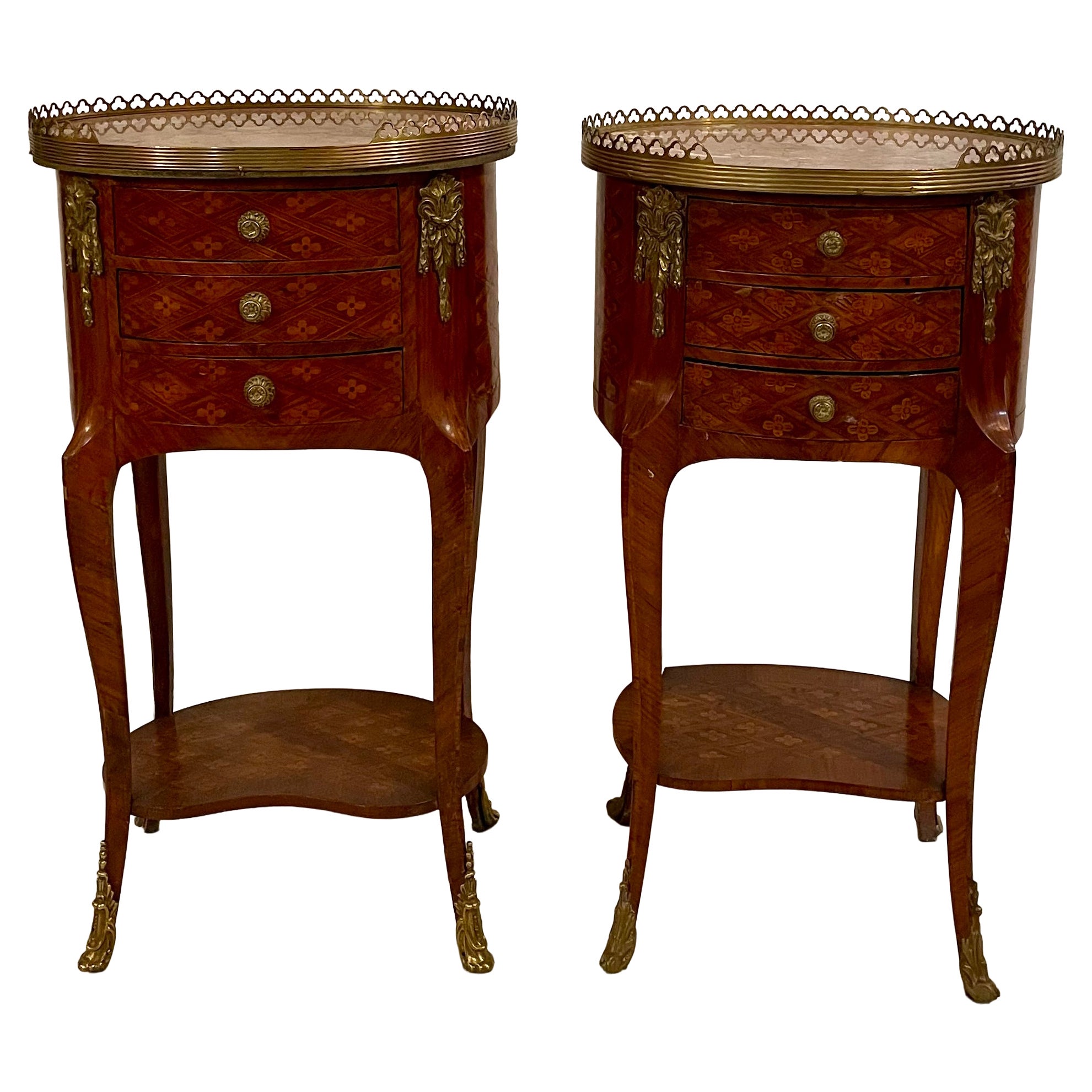 Paire de tables d'appoint en marqueterie ancienne française montée sur bronze doré, Circa 1885-1895. en vente