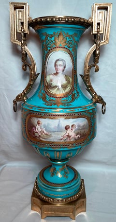 Par de Antiguas Urnas Francesas de Porcelana Azul de Sèvres Montadas en Bronce Dorado, Circa 1860