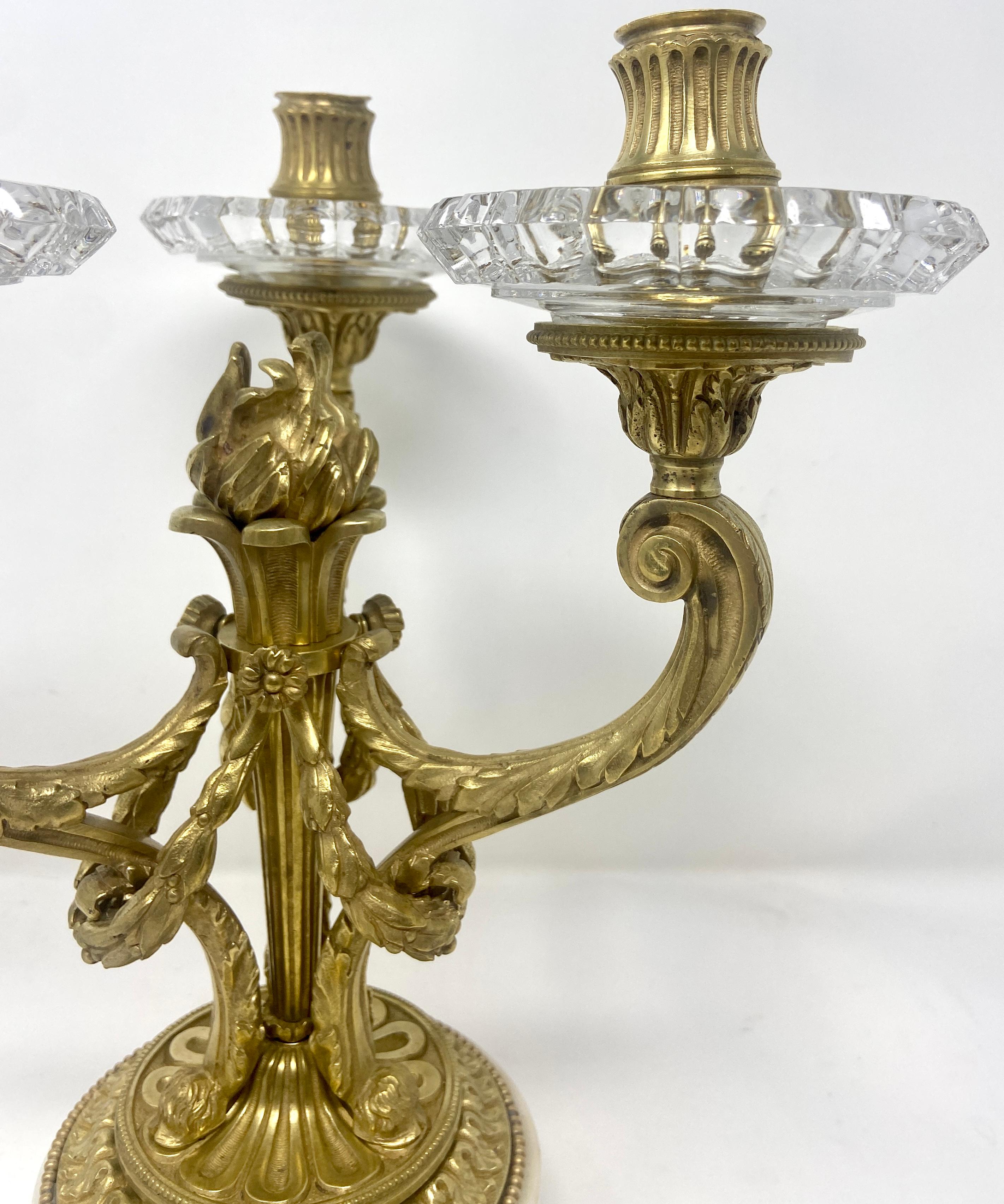 Paar antike französische Goldbronze-Kandelaber mit geschliffenem Kristall und Marmor, um 1880 (19. Jahrhundert) im Angebot