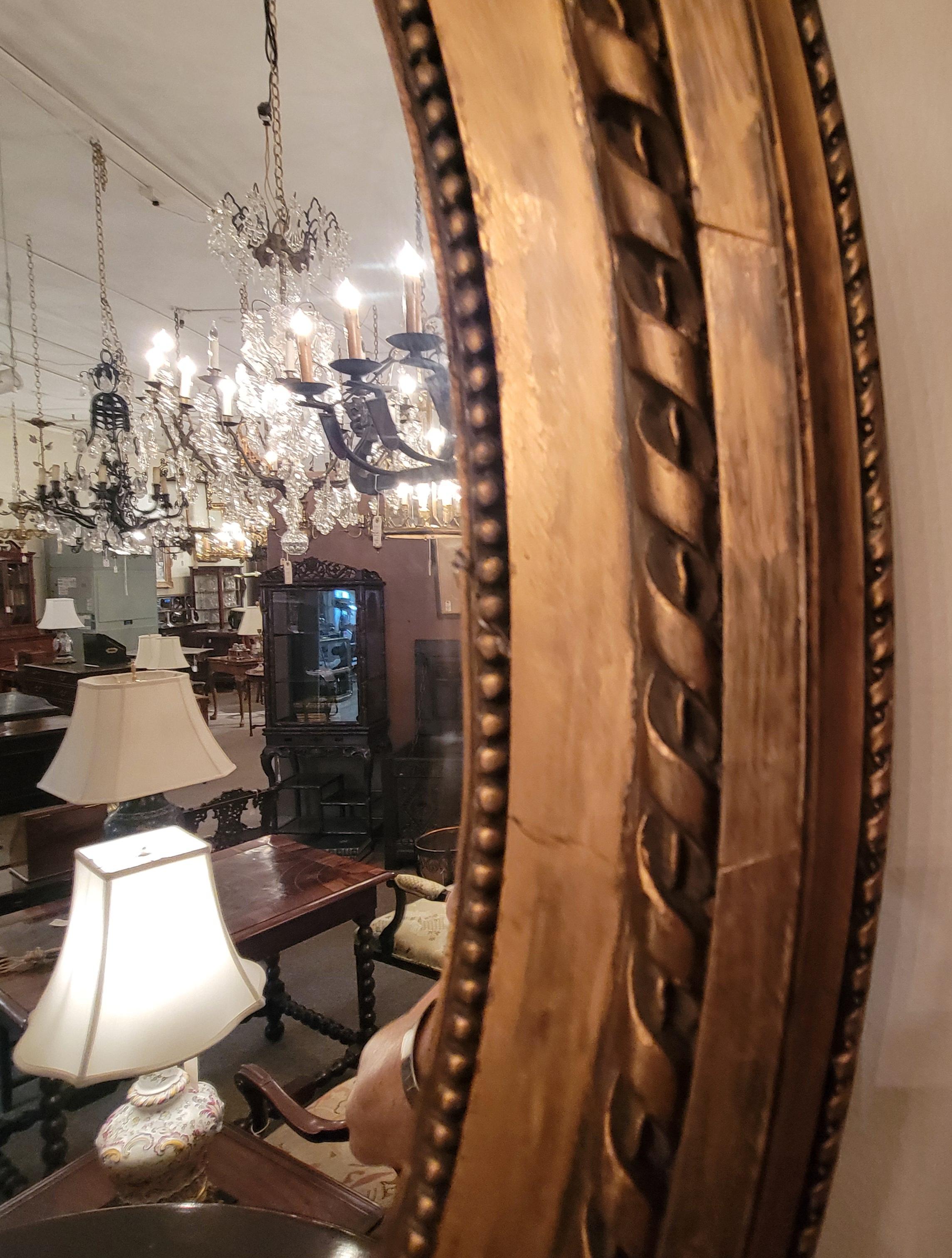 Français Paire de miroirs ovales français anciens en feuilles d'or, vers 1885-1895. en vente