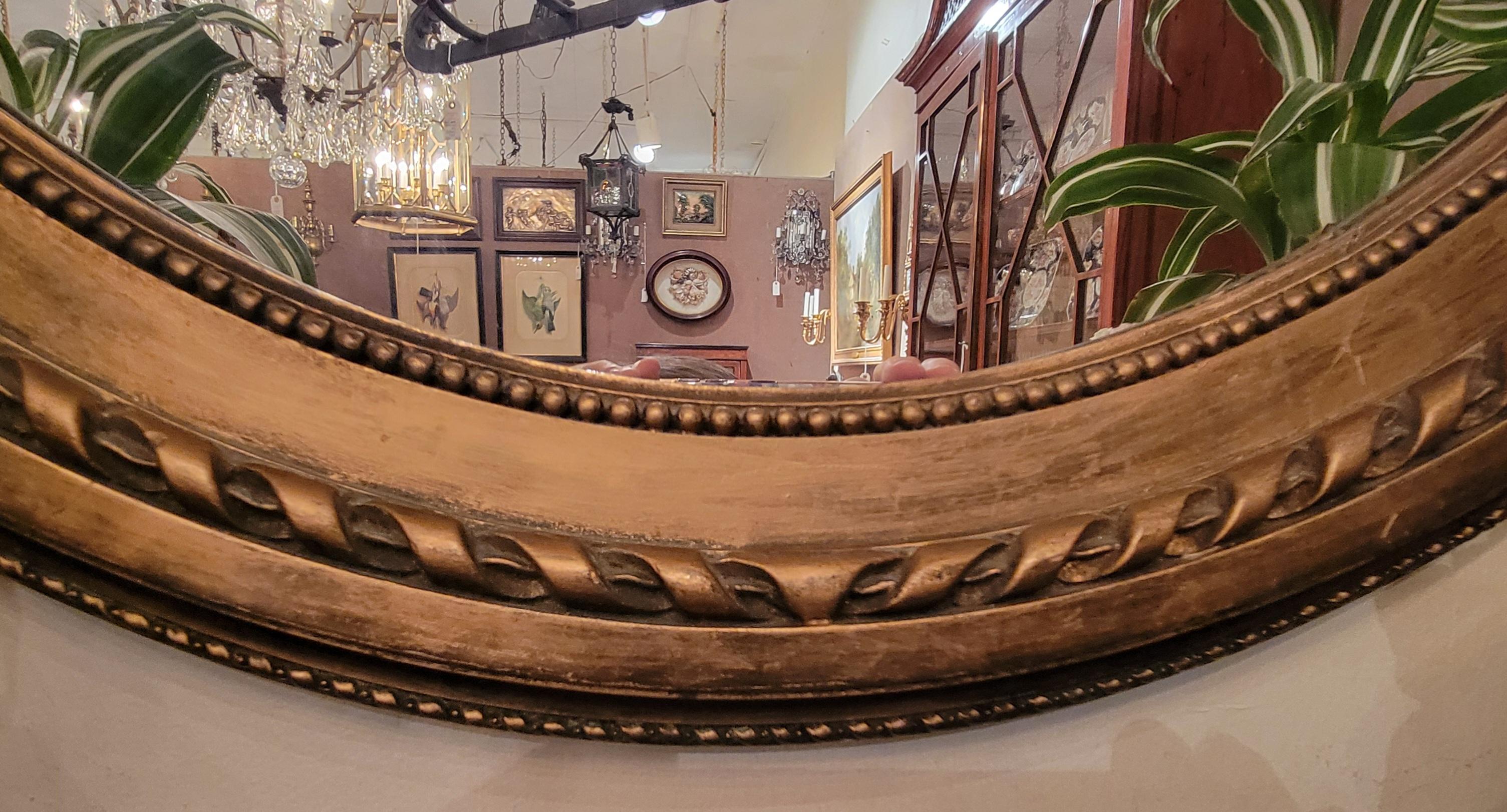 Paire de miroirs ovales français anciens en feuilles d'or, vers 1885-1895. Bon état - En vente à New Orleans, LA