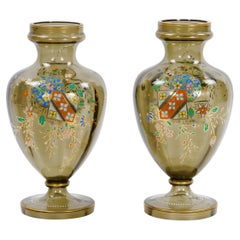 Paar antike französische handvergoldete / verzierte emaillierte, grau getönte Glasvasen