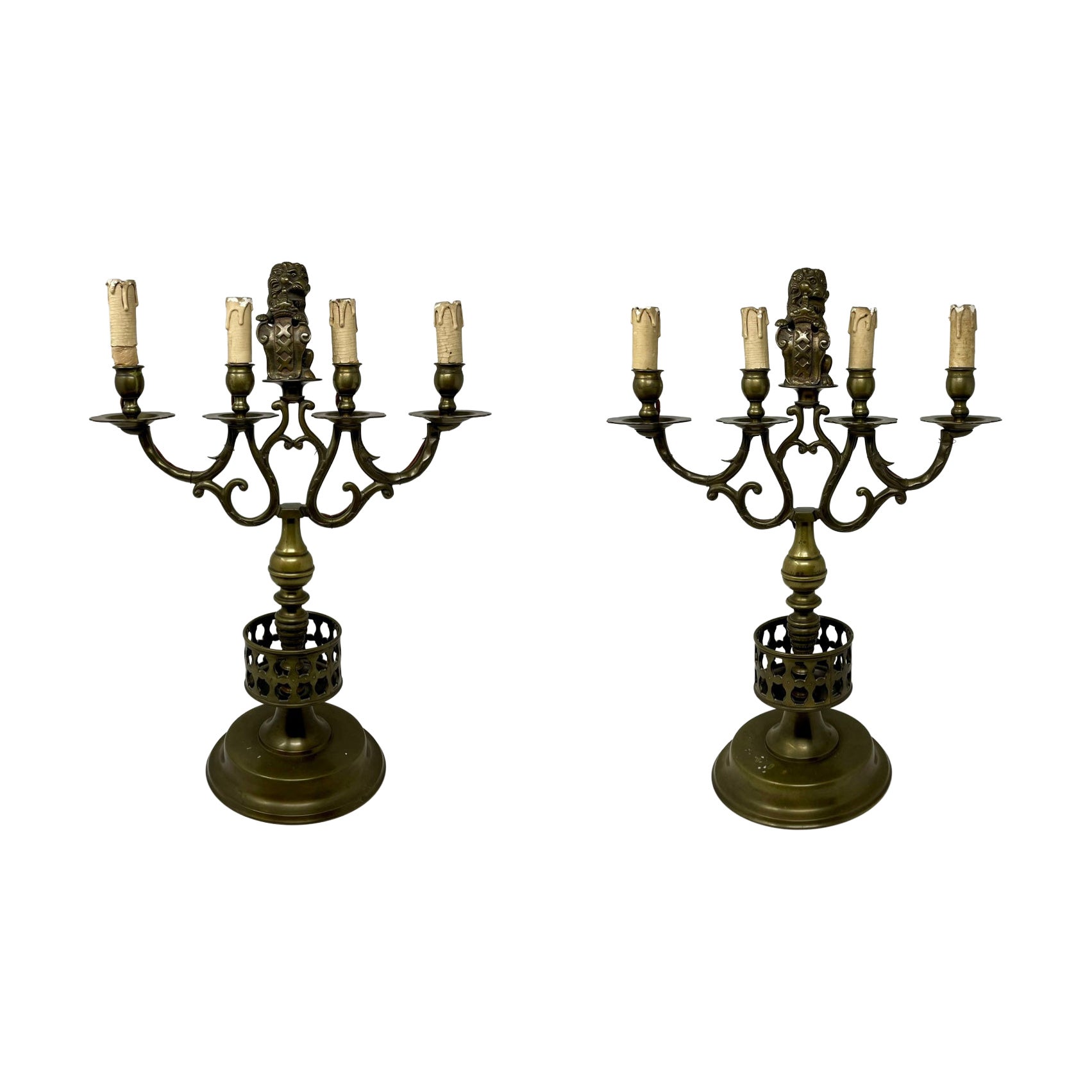 Coppia di candelabri Chateau francesi in bronzo pesante, 1870-1880 circa.