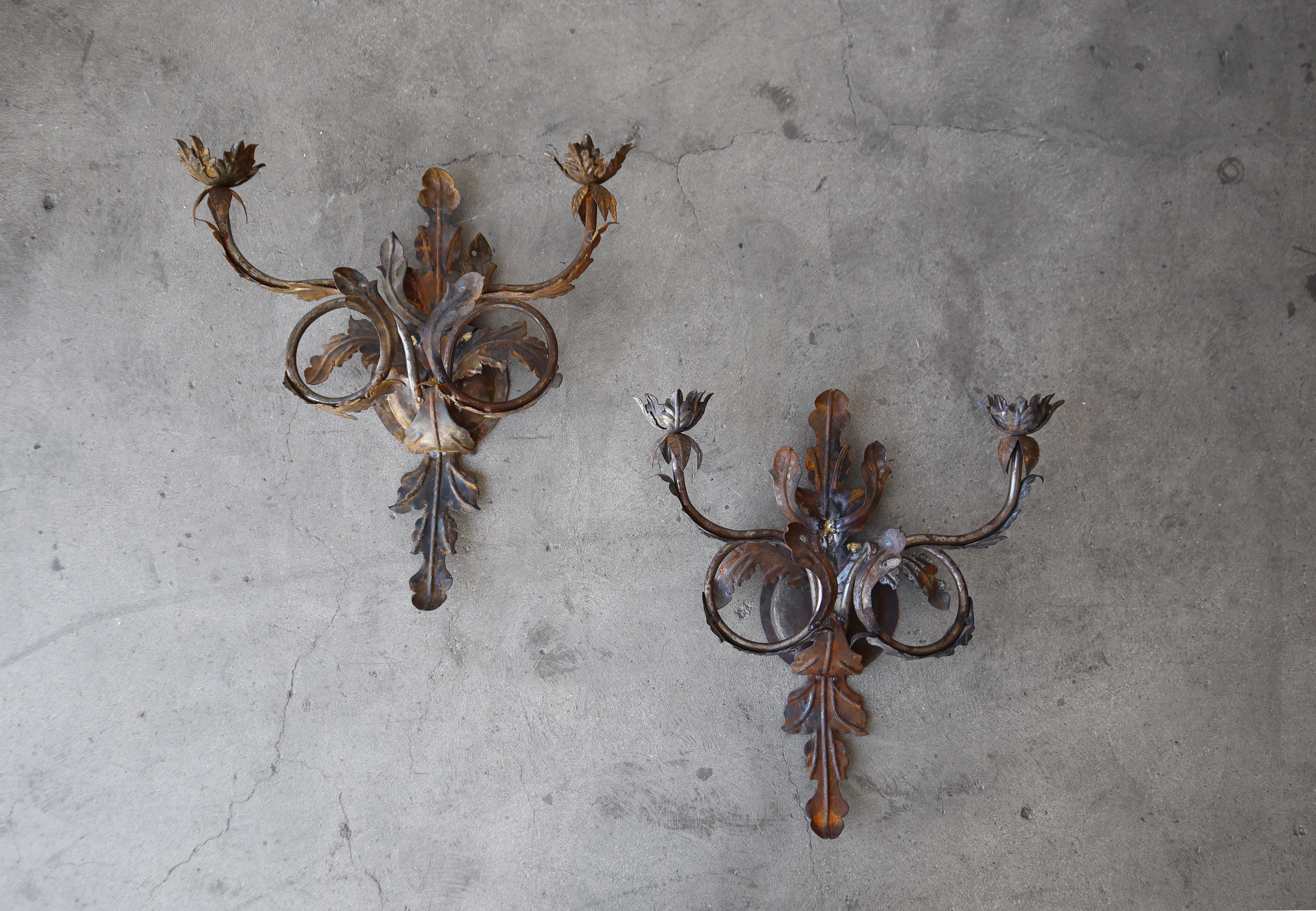 Il s'agit d'une magnifique paire d'appliques murales anciennes.  Les appliques sont vieillies et patinées dans tous les sens du terme.  Il est évident qu'elles étaient à l'origine câblées, mais qu'elles ont été utilisées plus récemment comme