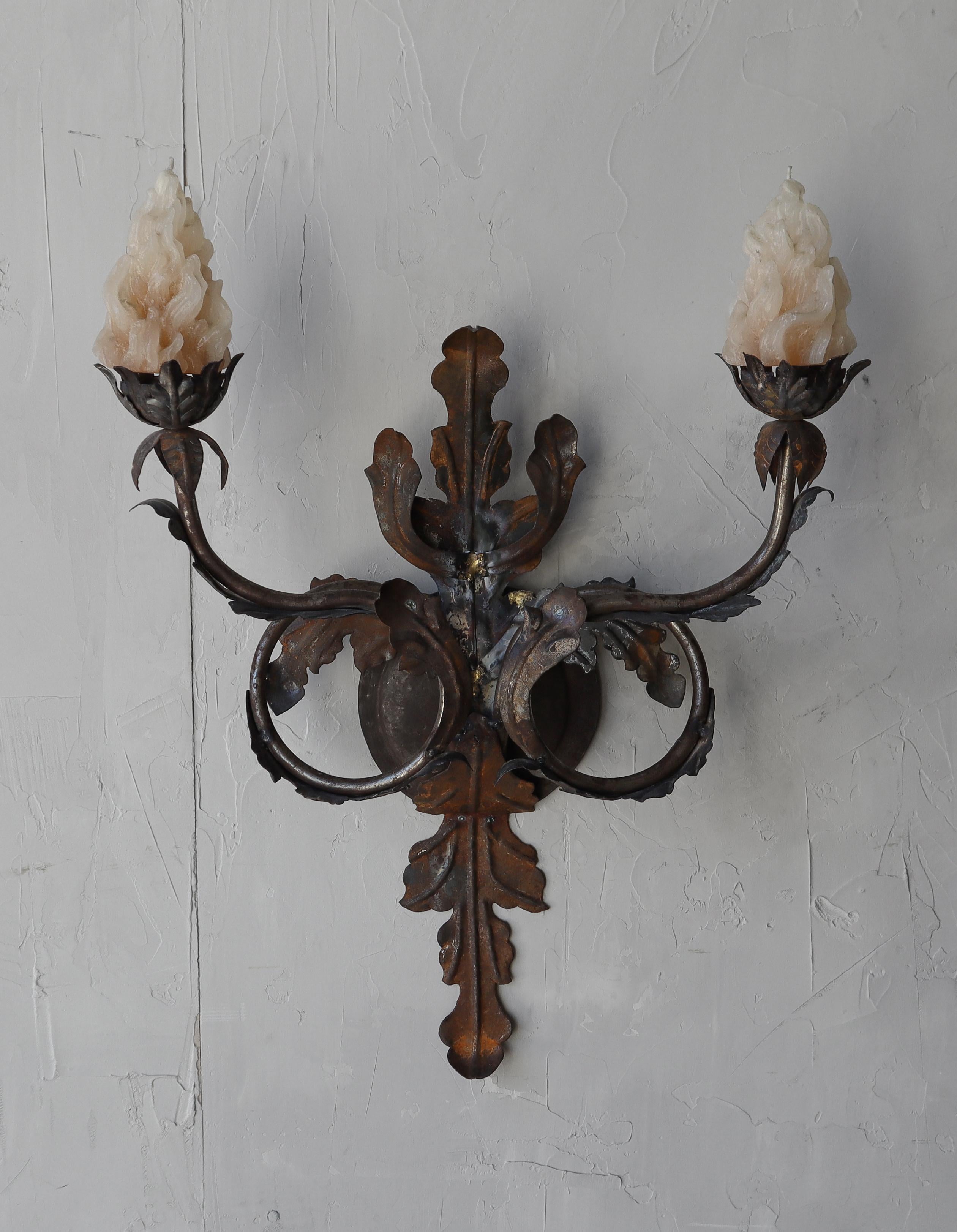 Art nouveau Paire d'appliques murales à candélabre en fer français ancien en vente