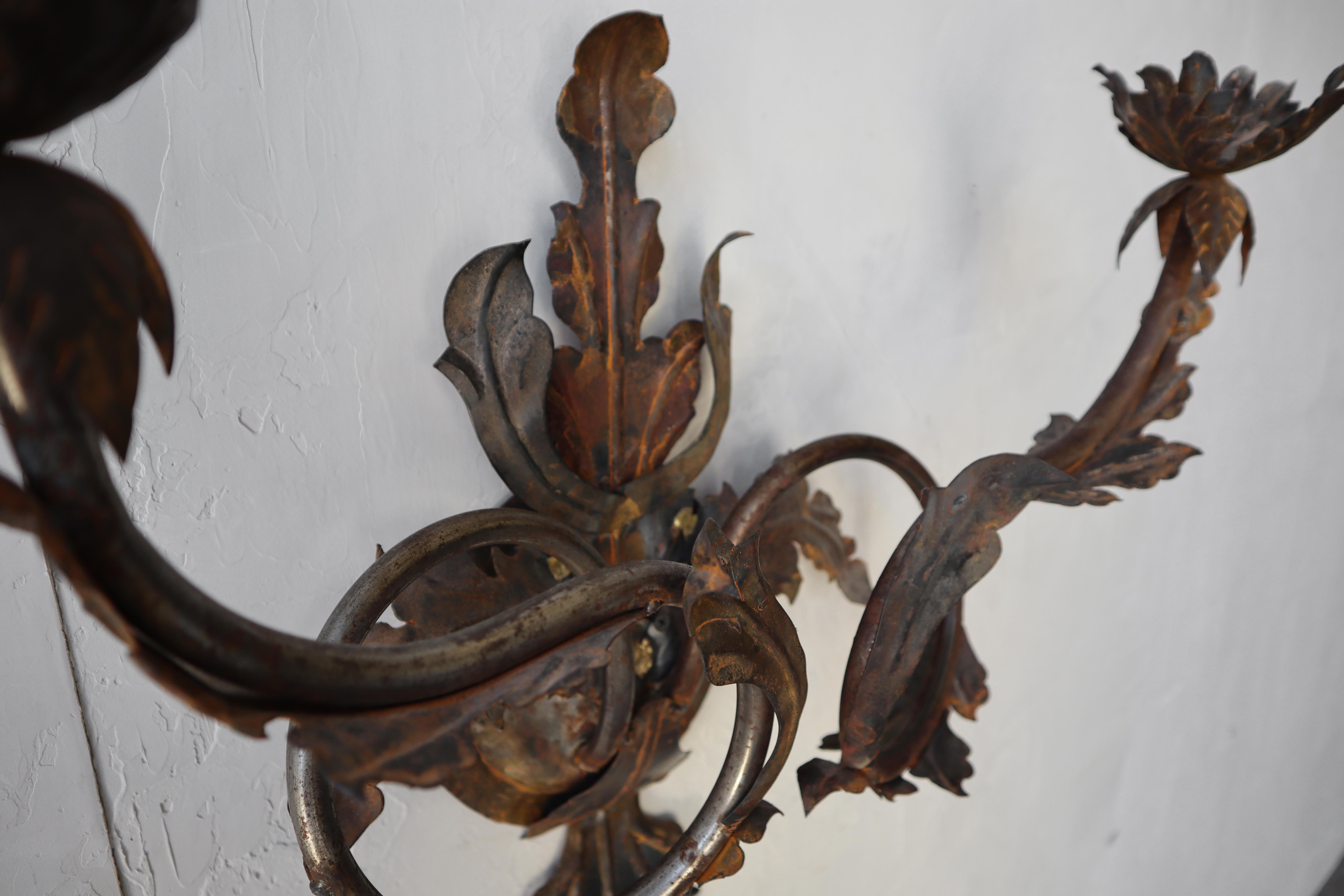Fer Paire d'appliques murales à candélabre en fer français ancien en vente
