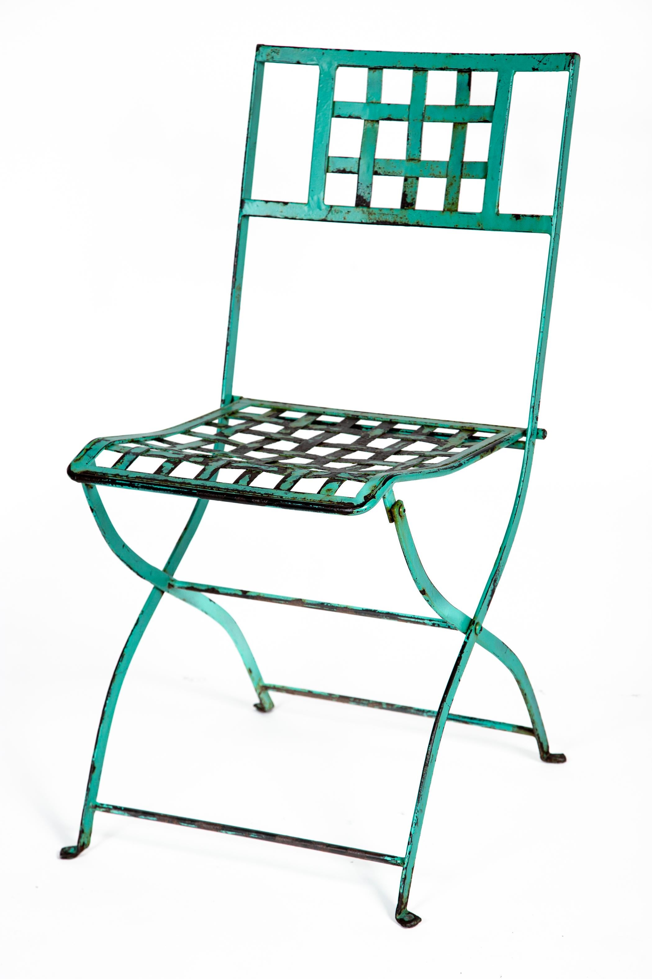 Paar Antique French Iron Folding Garden Chairs, ca. 1930er Jahre (Französisch) im Angebot