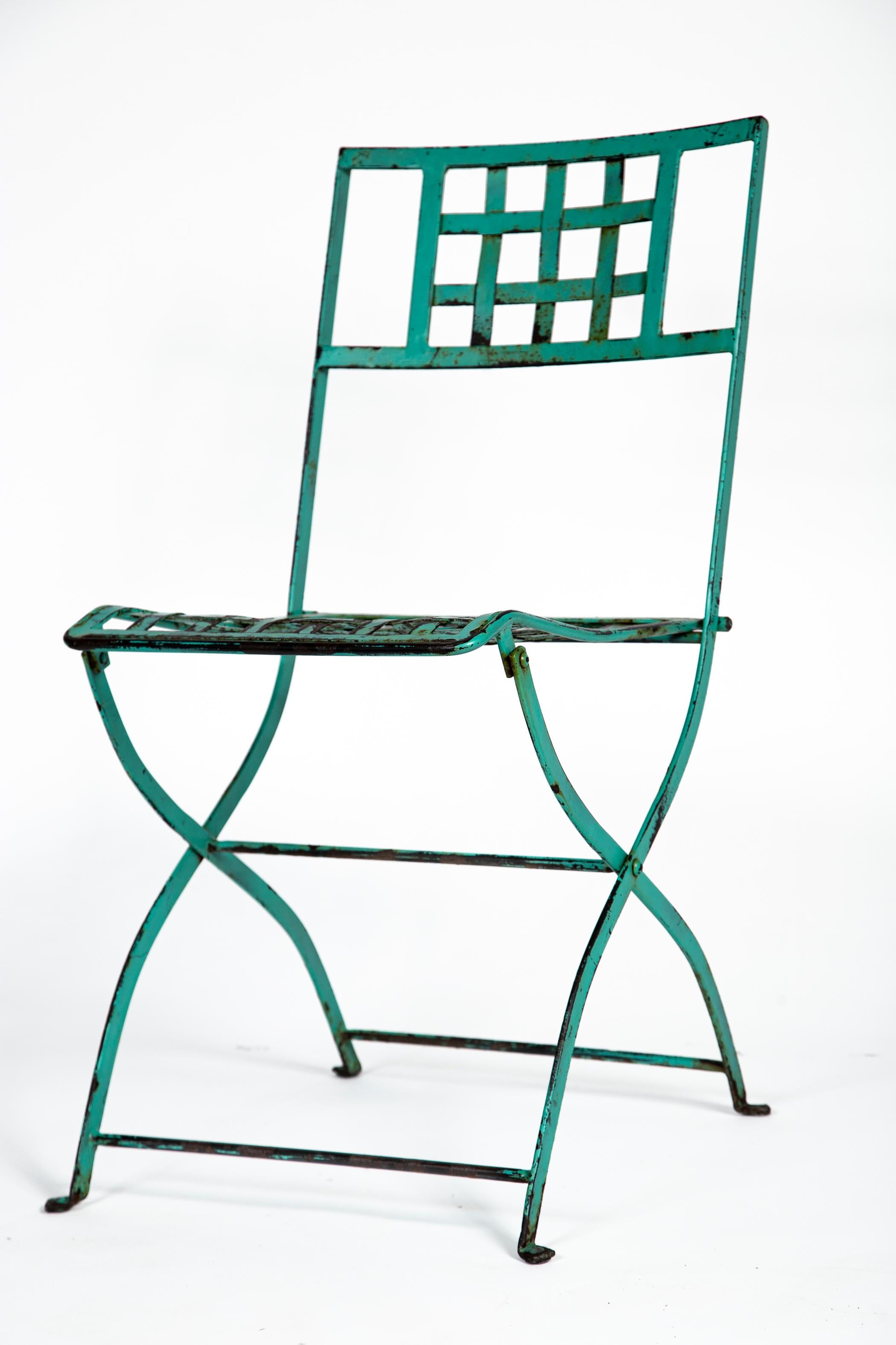 Paar Antique French Iron Folding Garden Chairs, ca. 1930er Jahre im Zustand „Gut“ im Angebot in Chappaqua, NY