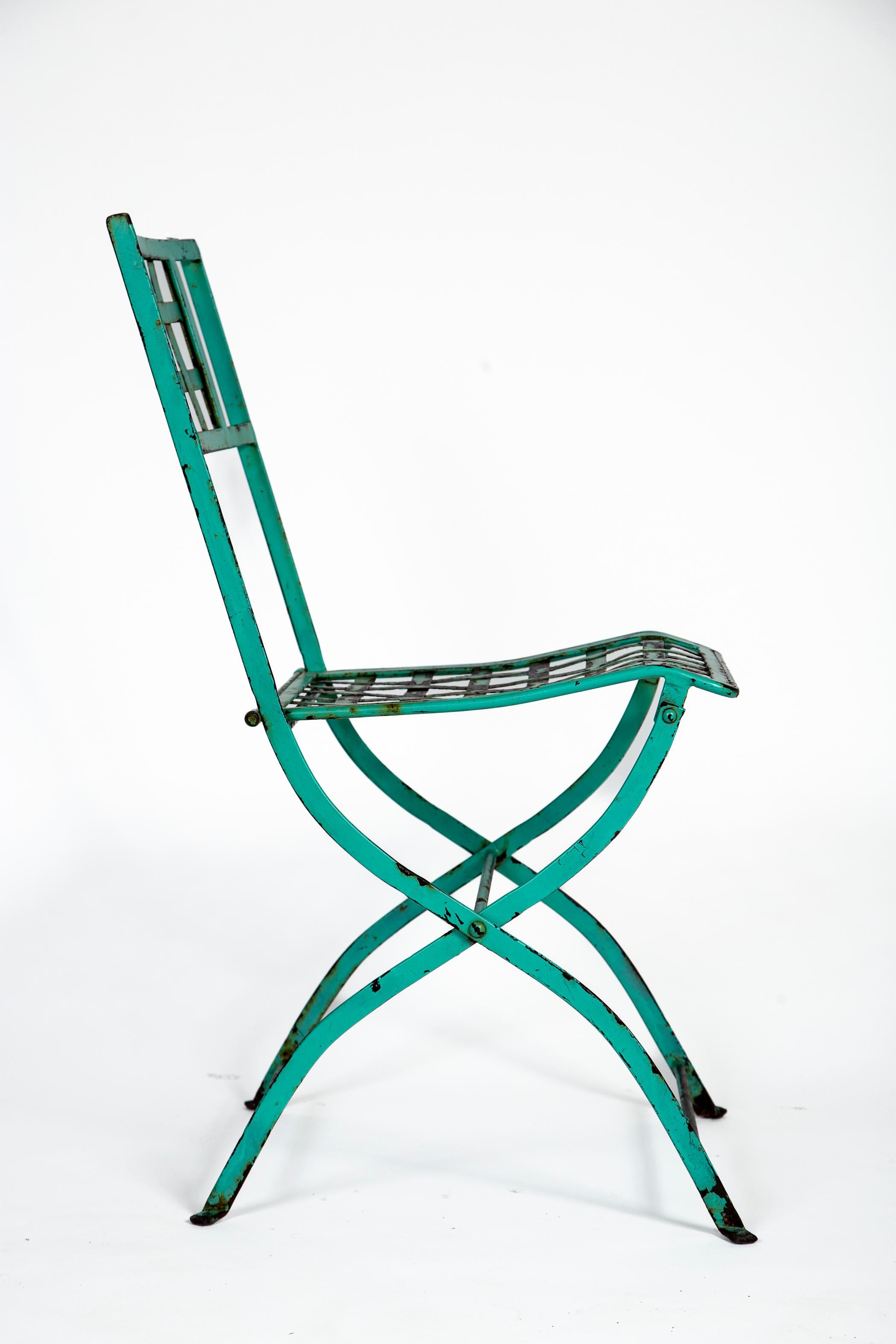 Paar Antique French Iron Folding Garden Chairs, ca. 1930er Jahre (Mitte des 20. Jahrhunderts) im Angebot