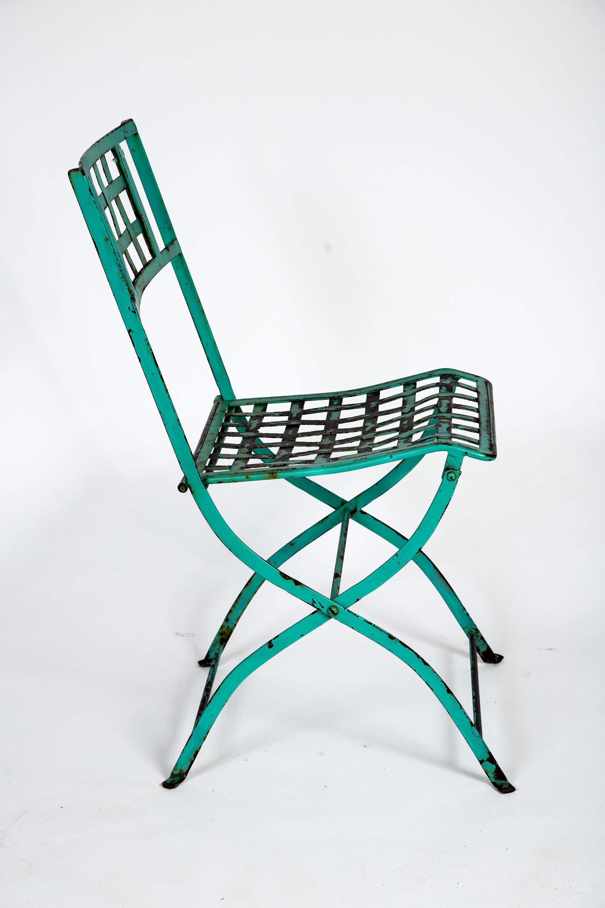 Paar Antique French Iron Folding Garden Chairs, ca. 1930er Jahre (Eisen) im Angebot