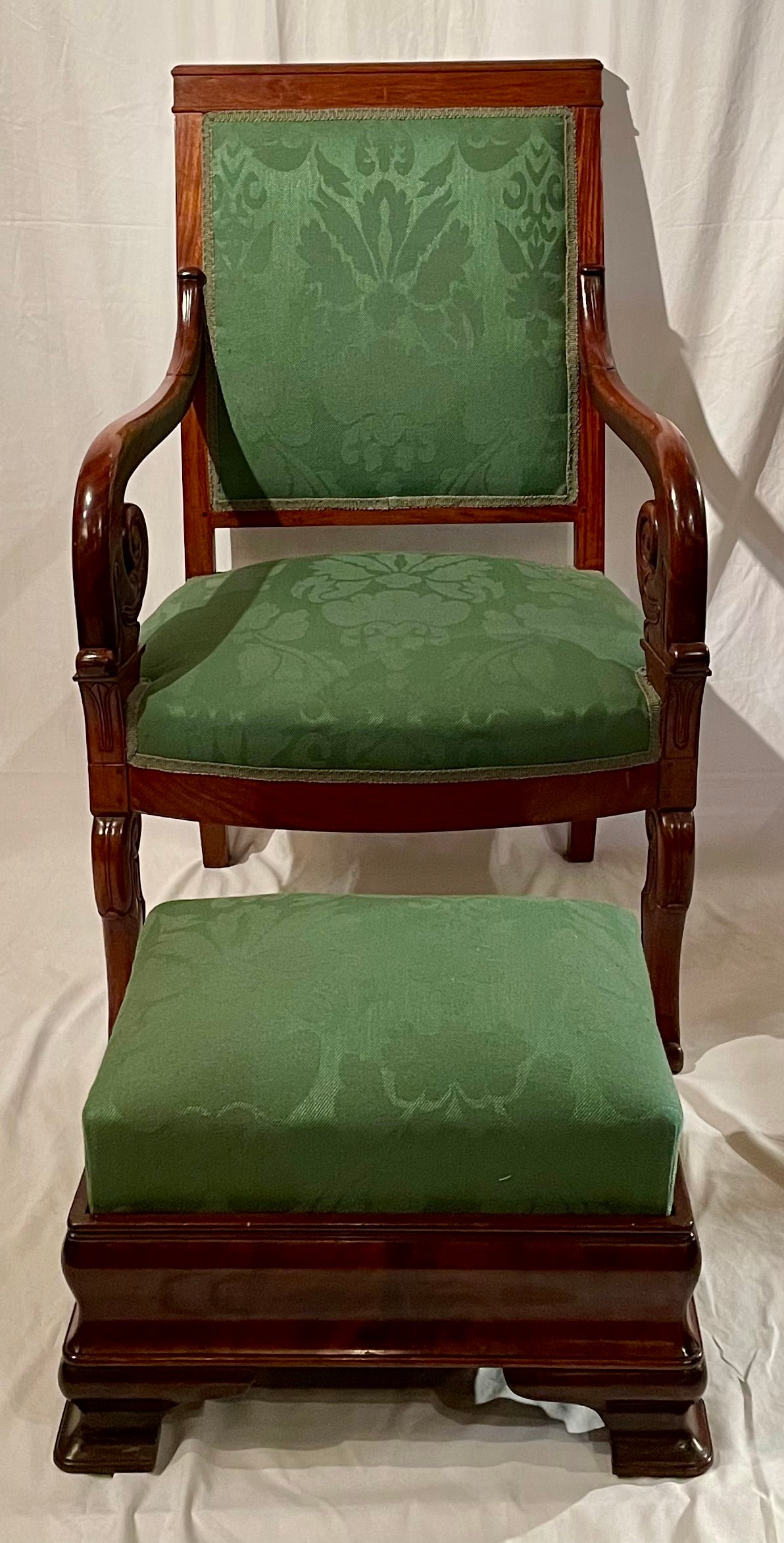 Paire d'anciens fauteuils en acajou de style Louis Philippe avec poufs, vers 1890
2 Chaises : 38