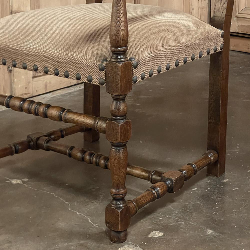 Paire de fauteuils français anciens de style Louis XIII en vente 3