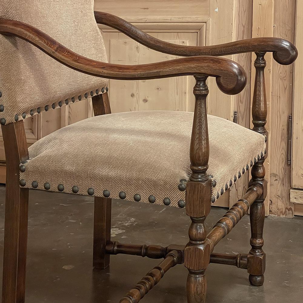 Paire de fauteuils français anciens de style Louis XIII en vente 4