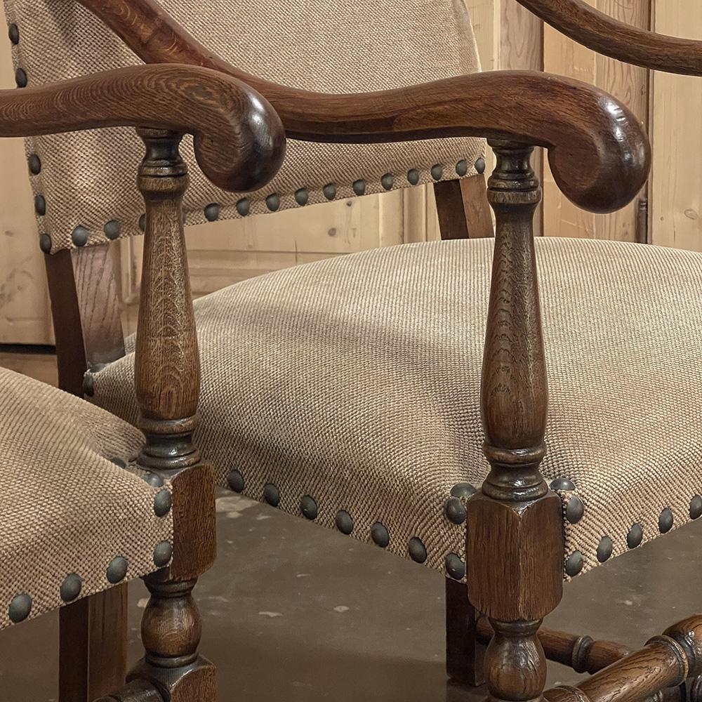 Paire de fauteuils français anciens de style Louis XIII en vente 6