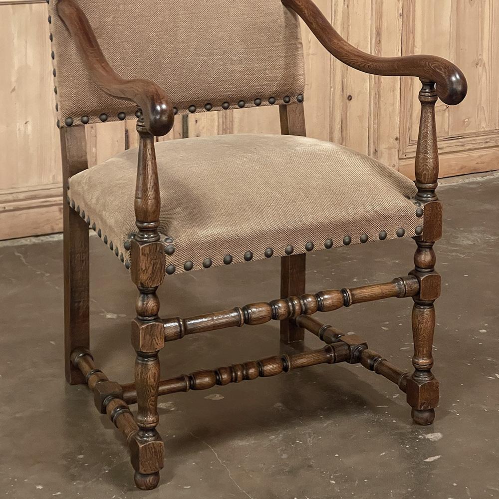 Paire de fauteuils français anciens de style Louis XIII en vente 8