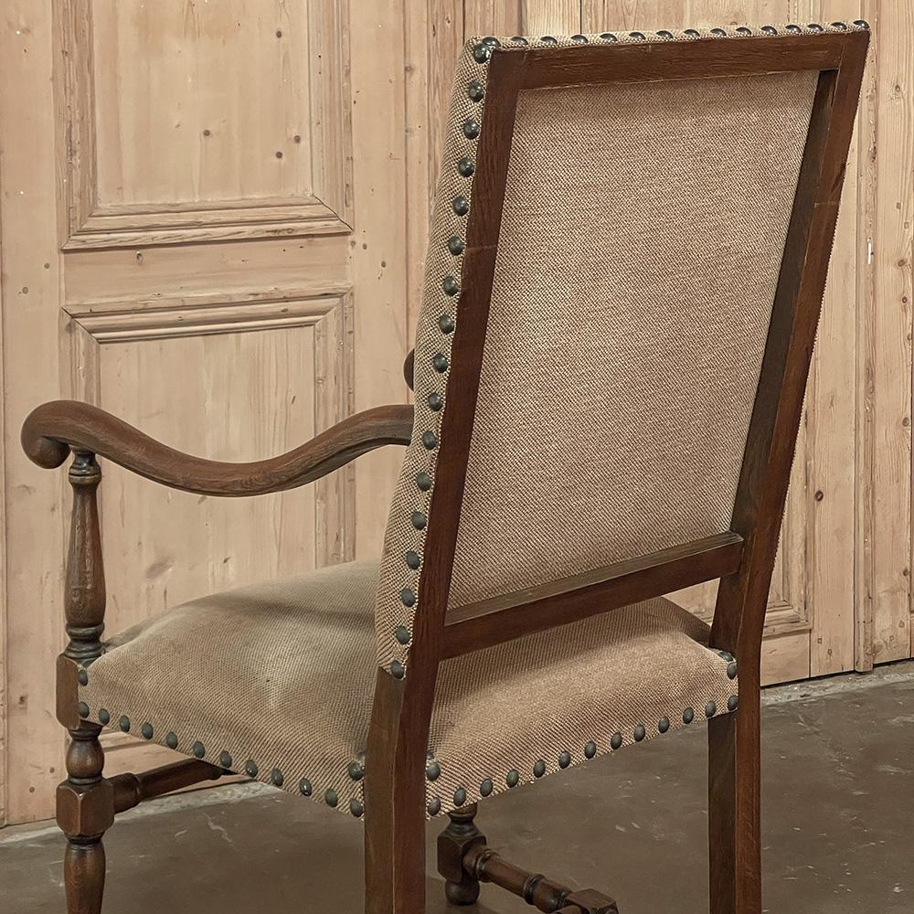 Paire de fauteuils français anciens de style Louis XIII en vente 11