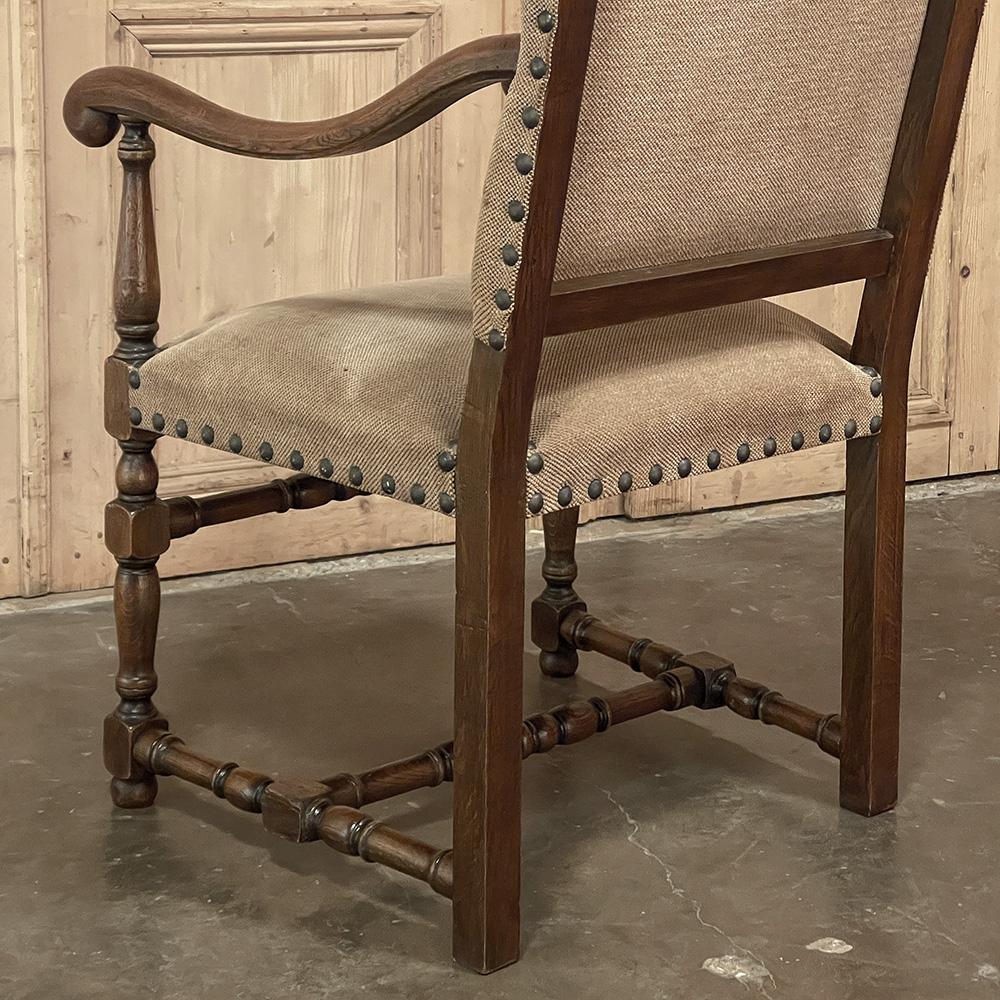 Paire de fauteuils français anciens de style Louis XIII en vente 12