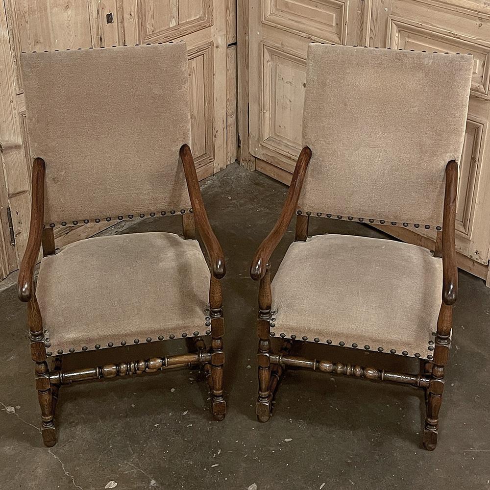 Paire de fauteuils français anciens de style Louis XIII Bon état - En vente à Dallas, TX