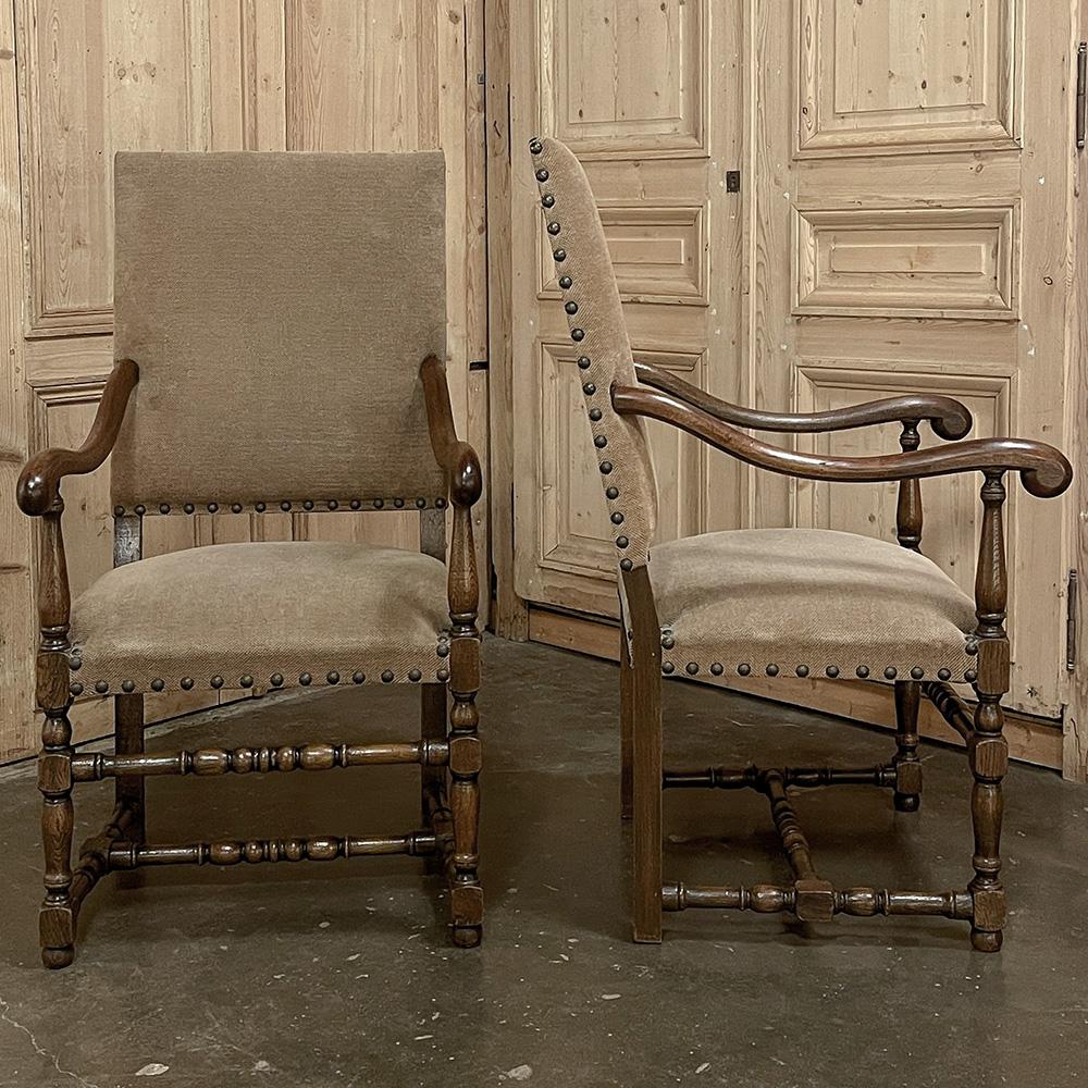 Chenille Paire de fauteuils français anciens de style Louis XIII en vente
