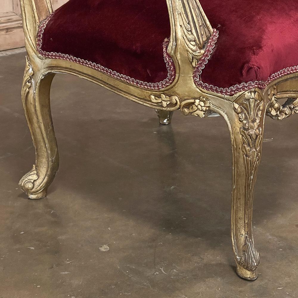Mohair Paire de fauteuils français anciens en bois doré Louis XIV ~ Fauteuils en vente
