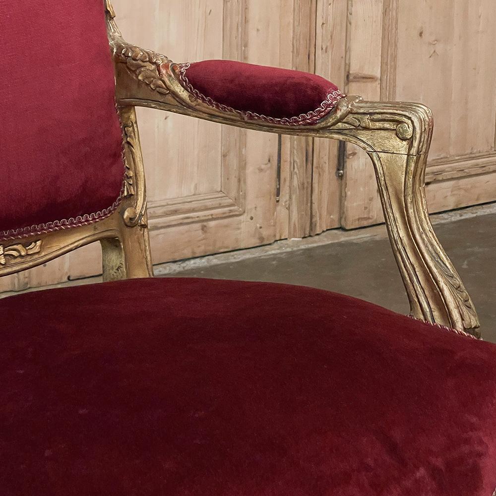 Paire de fauteuils français anciens en bois doré Louis XIV ~ Fauteuils en vente 1