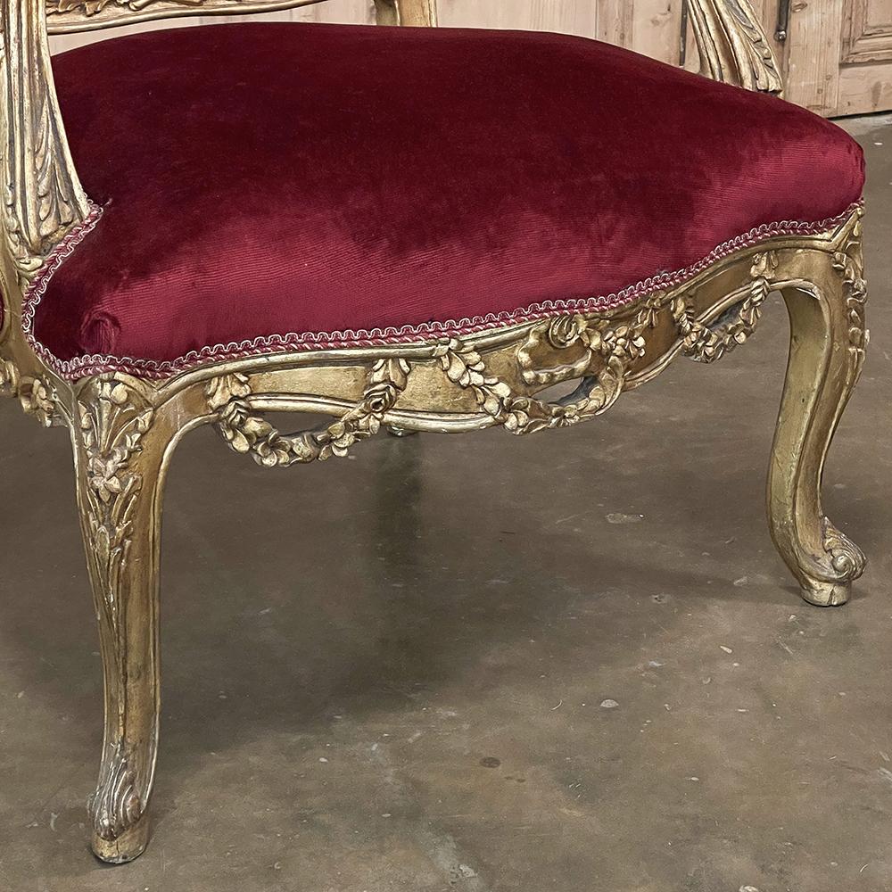 Paire de fauteuils français anciens en bois doré Louis XIV ~ Fauteuils en vente 2