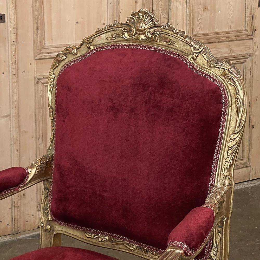 Paire de fauteuils français anciens en bois doré Louis XIV ~ Fauteuils en vente 3