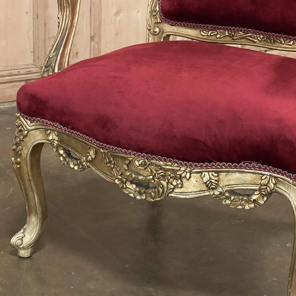 Paire de fauteuils français anciens en bois doré Louis XIV ~ Fauteuils en vente 4
