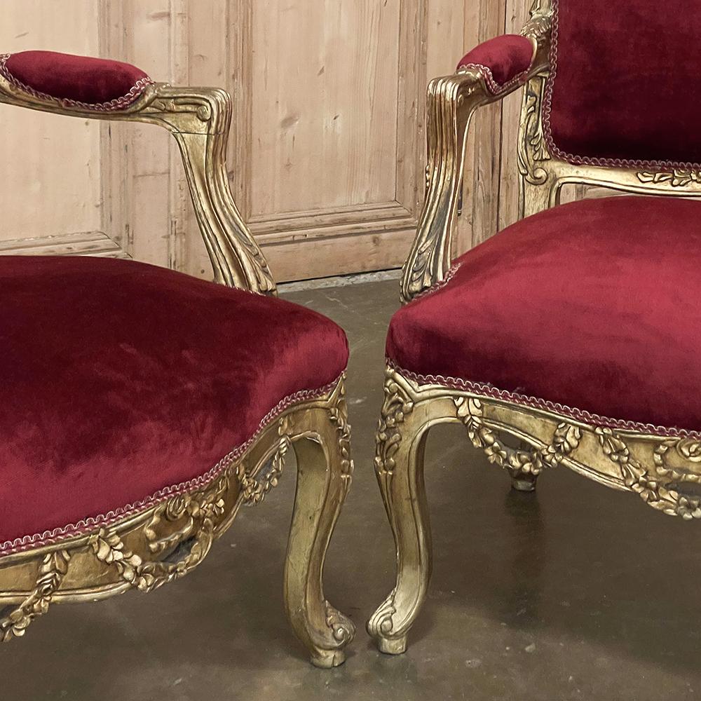 Paire de fauteuils français anciens en bois doré Louis XIV ~ Fauteuils en vente 5