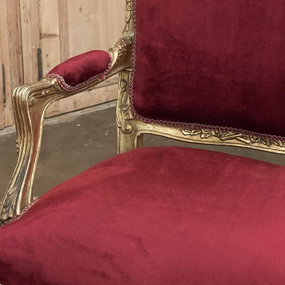 Paire de fauteuils français anciens en bois doré Louis XIV ~ Fauteuils en vente 6
