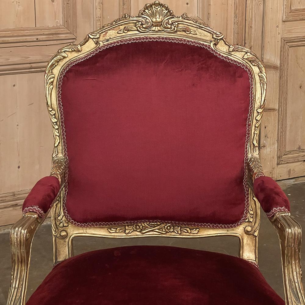 Paire de fauteuils français anciens en bois doré Louis XIV ~ Fauteuils en vente 7