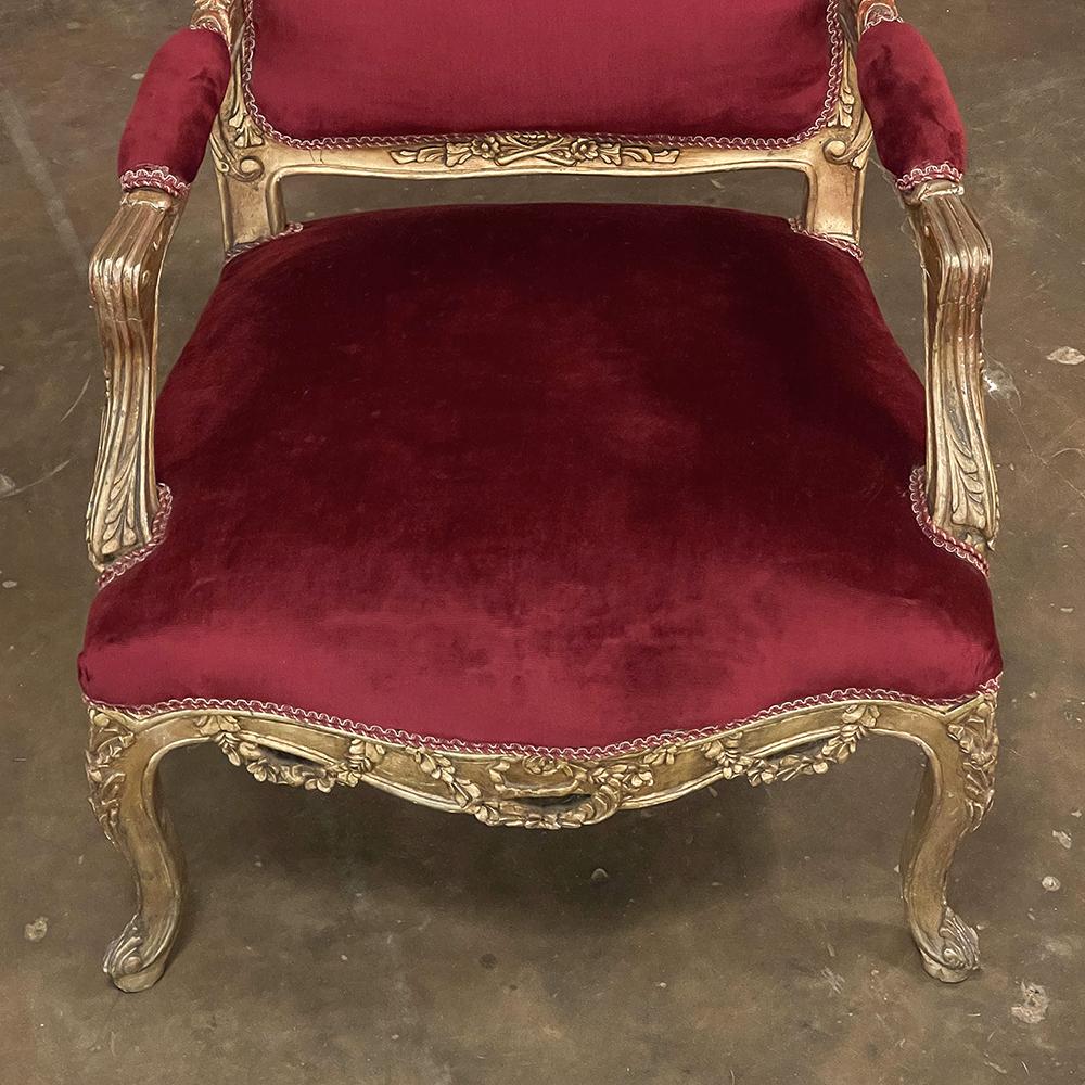 Paire de fauteuils français anciens en bois doré Louis XIV ~ Fauteuils en vente 8