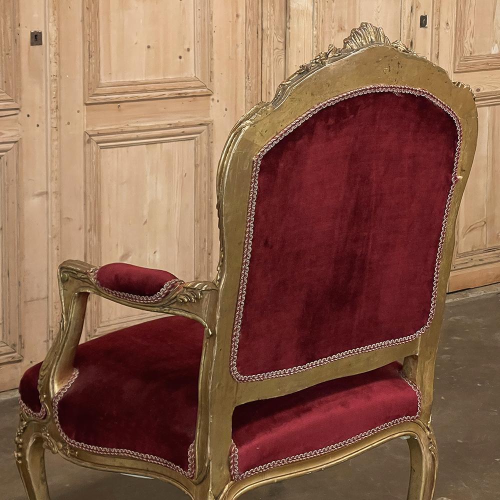 Paire de fauteuils français anciens en bois doré Louis XIV ~ Fauteuils en vente 9