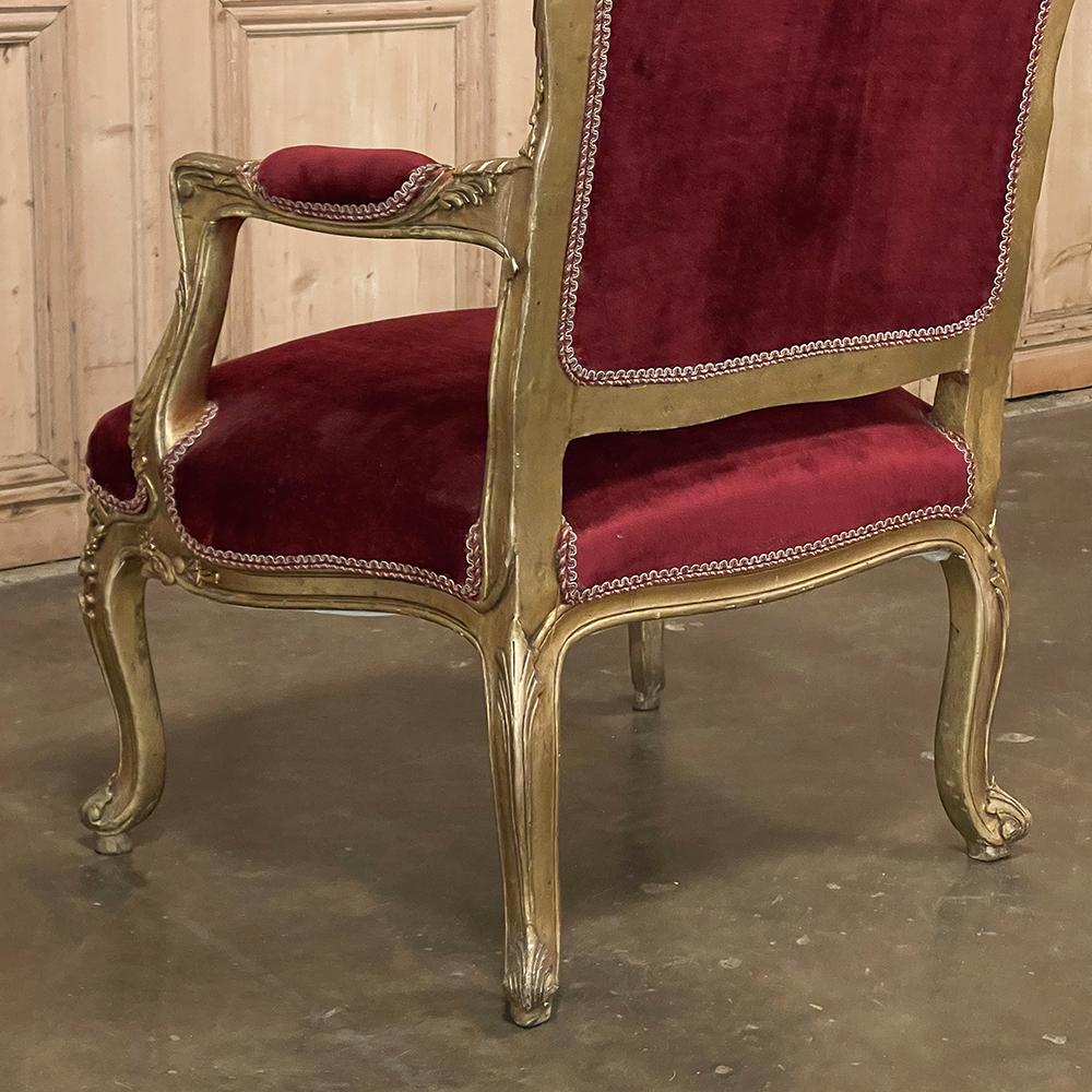 Paire de fauteuils français anciens en bois doré Louis XIV ~ Fauteuils en vente 10
