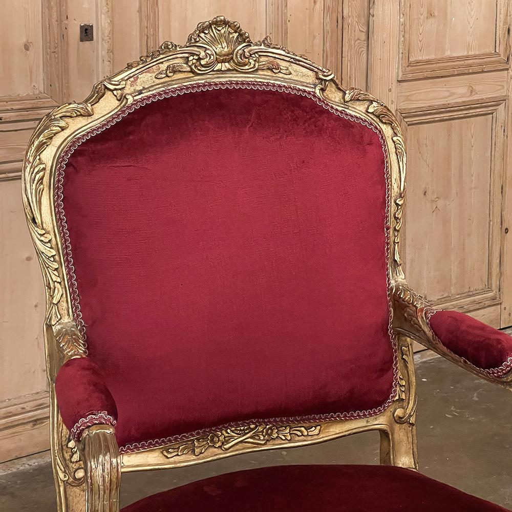 Sculpté à la main Paire de fauteuils français anciens en bois doré Louis XIV ~ Fauteuils en vente