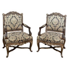 Paire de fauteuils français anciens de style Louis XIV sculptés à la main
