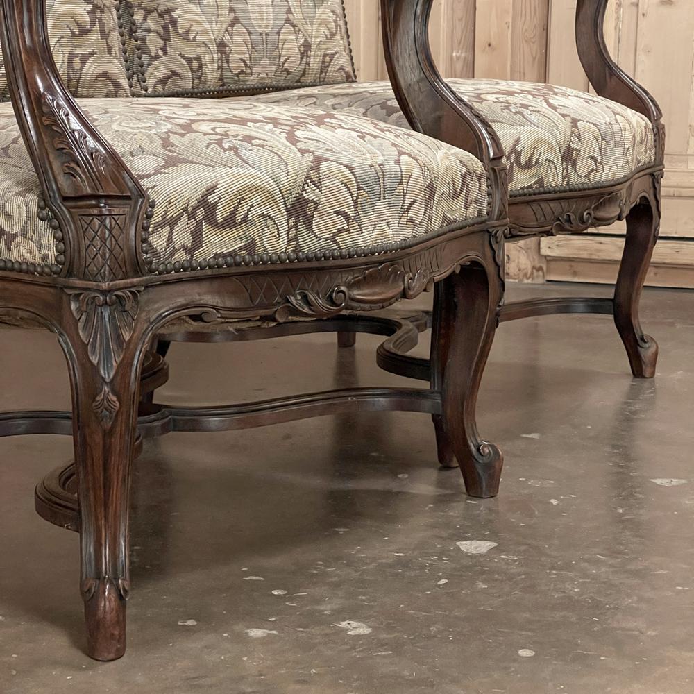 Paire de fauteuils Louis XV français anciens avec tapisserie en vente 3