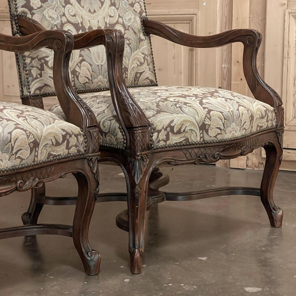 Paire de fauteuils Louis XV français anciens avec tapisserie en vente 4