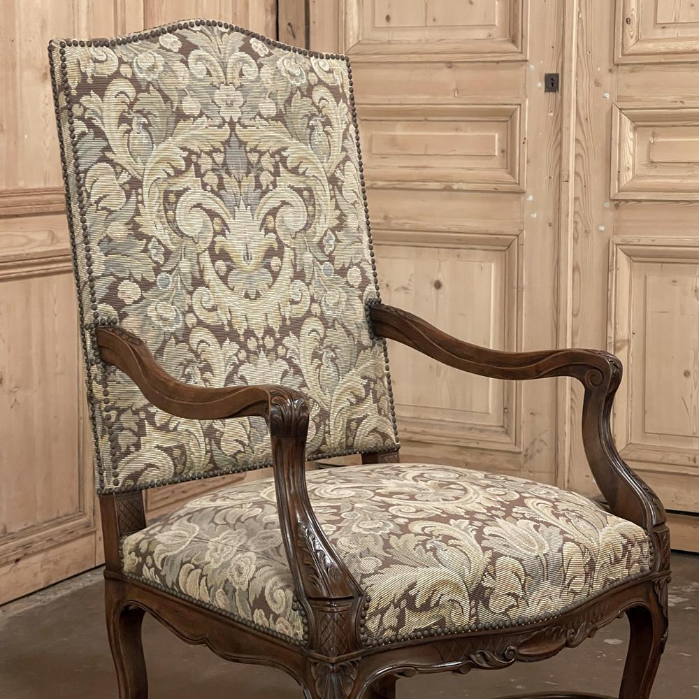 Paire de fauteuils Louis XV français anciens avec tapisserie en vente 7