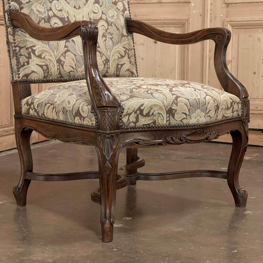 Paire de fauteuils Louis XV français anciens avec tapisserie en vente 8