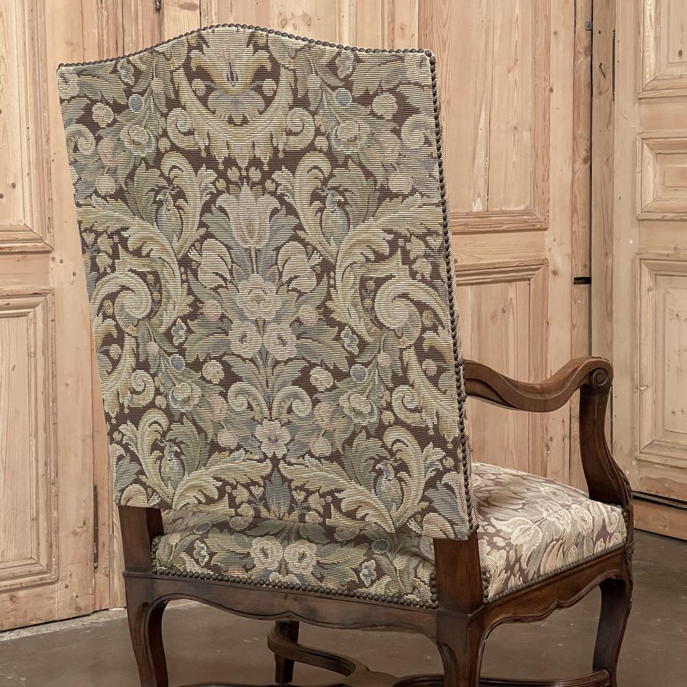 Paire de fauteuils Louis XV français anciens avec tapisserie en vente 10