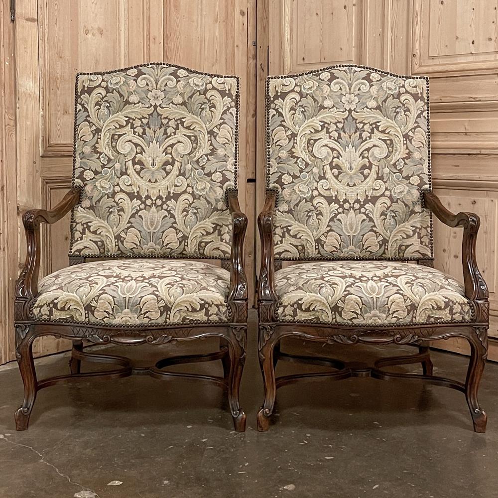 Paire de fauteuils Louis XV français anciens avec tapisserie Bon état - En vente à Dallas, TX