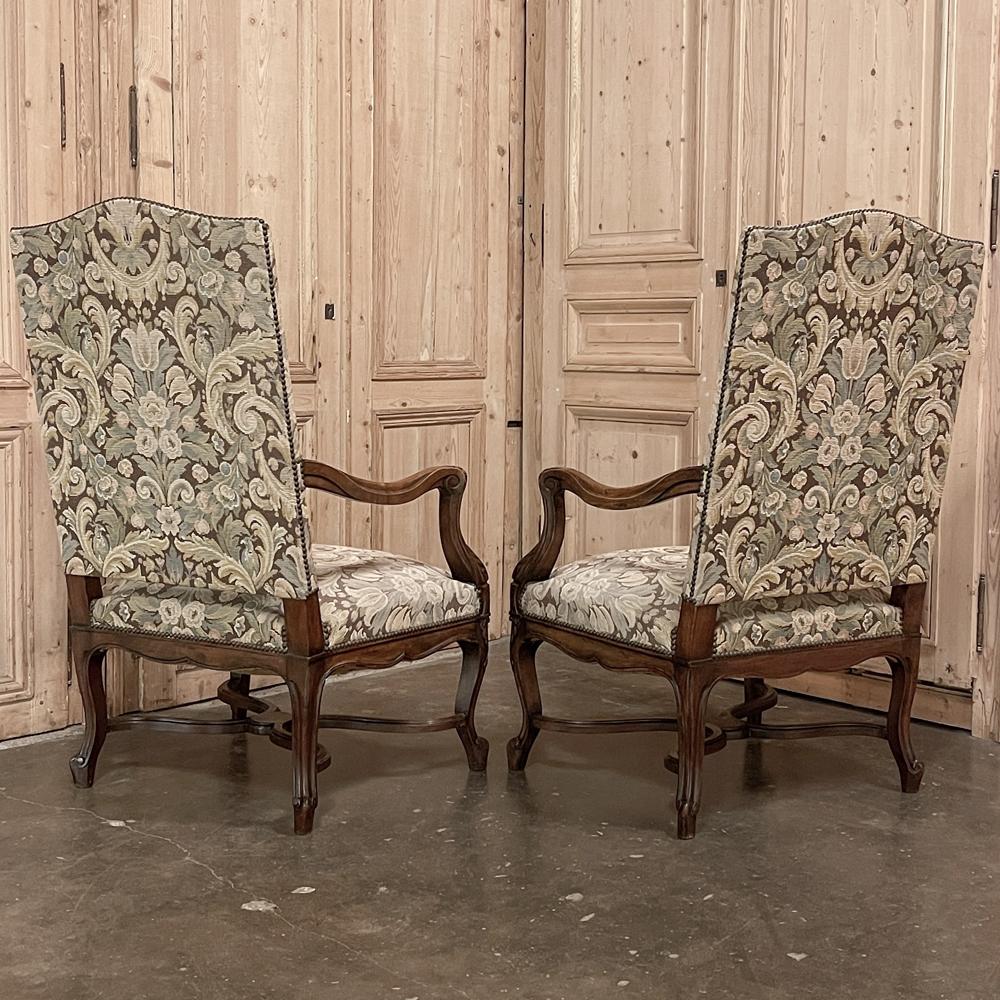 Paire de fauteuils Louis XV français anciens avec tapisserie en vente 1