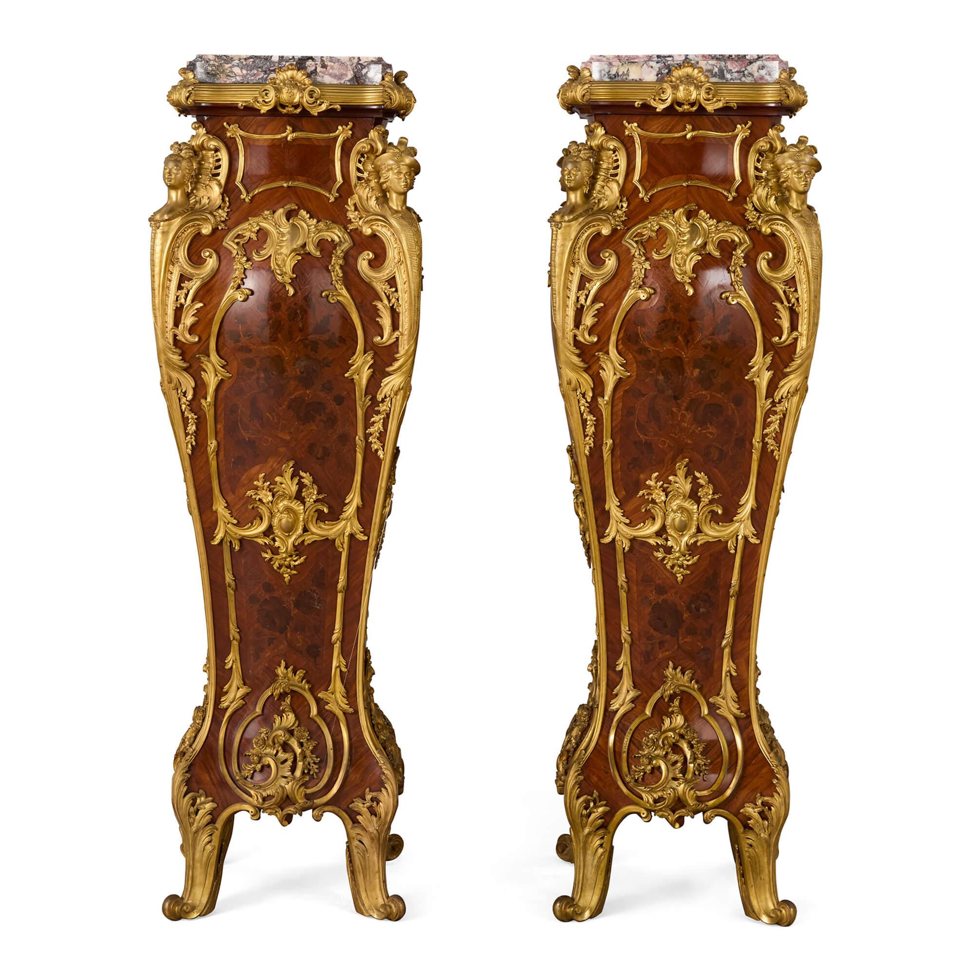Paire d'anciens guéridons français Louis XV en marqueterie de marbre et d'orfèvrerie Wood 
Français, fin du 19e siècle 
Hauteur 142cm, largeur 44cm, profondeur 44cm

Cette élégante paire de piédestaux est un superbe exemple du style Louis XV, qui