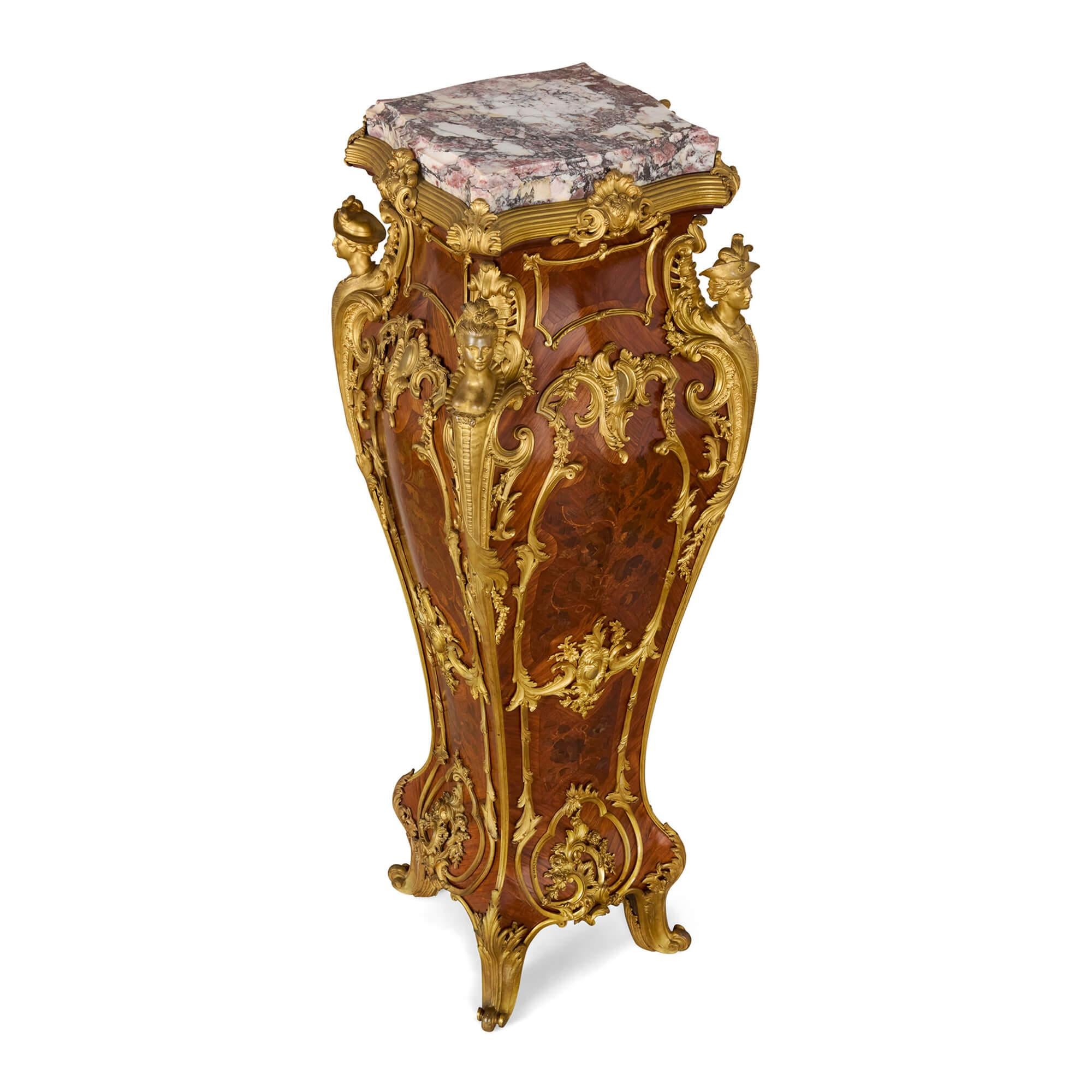 Français Paire d'anciens guéridons français Louis XV en marqueterie de marbre et d'orfèvrerie Wood en vente