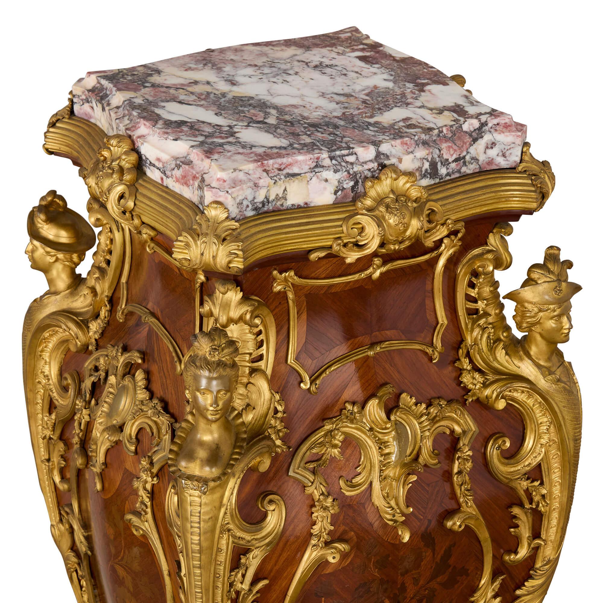 Sculpté Paire d'anciens guéridons français Louis XV en marqueterie de marbre et d'orfèvrerie Wood en vente